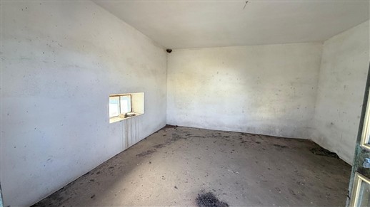 Antico Fabbricato Alle Porte di Putignano, Parzialmente In Pietra e Terreno.